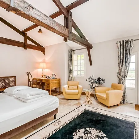 Chateau De La Vieille Chapelle Bed & Breakfast Lugon et l'Ile du Carney
