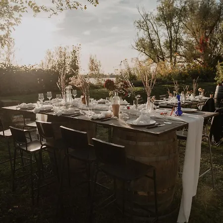 Chateau De La Vieille Chapelle Bed & Breakfast Lugon et l'Ile du Carney