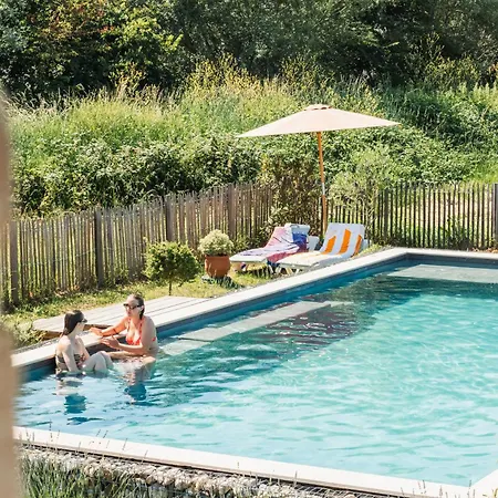 Chateau De La Vieille Chapelle Bed & Breakfast Lugon et l’Ile du Carney